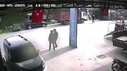 Yolda yürürken park halindeki kamyonun altında kaldı