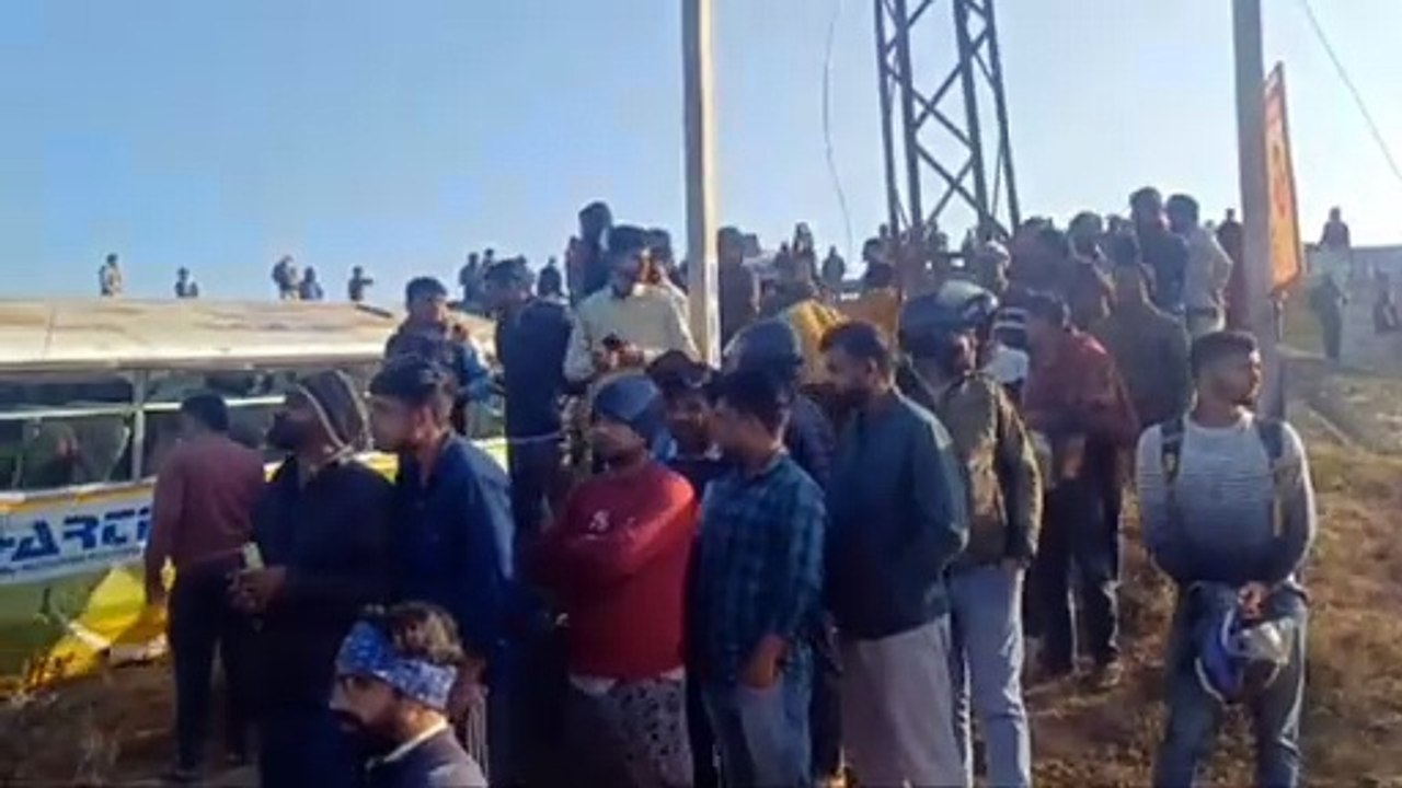 स्कूली बस के ब्रेक फेल: पलटी बस के नीचे दबने से...