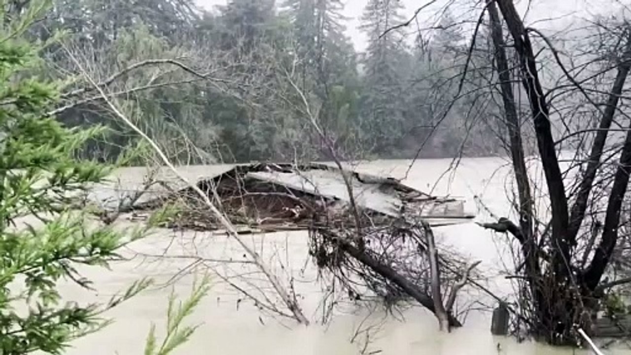 Haus fällt in Fluss und wird davongetragen