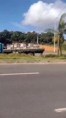 Três carros e uma moto se envolvem em acidente na Via Regional