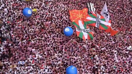 Descubren cómo se sincroniza la multitud durante el chupinazo de San Fermín: la masa oscila cada 18 segundos