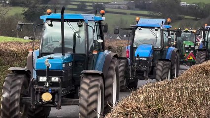 Waves to the tractor drivers on the memorial run, video by Alan Quick IMG_3364