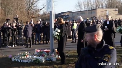 I reali di Svezia e il primo ministro sul luogo della strage a Orebro