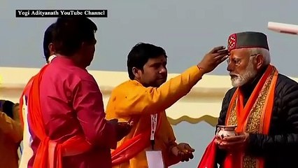 رئيس وزراء الهند ناريندرا مودي يغطس في الماء احتفالًا بالمهرجان الهندوسي الضخم