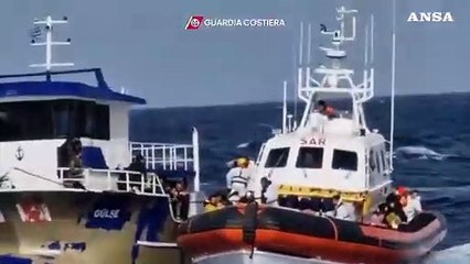 Guardia costiera salva 130 migranti nel mare in tempesta