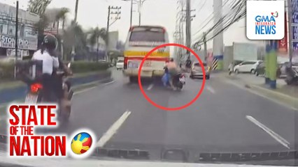 Rider na sumemplang at napunta sa kabilang lane, muntik magulungan ng delivery van | SONA