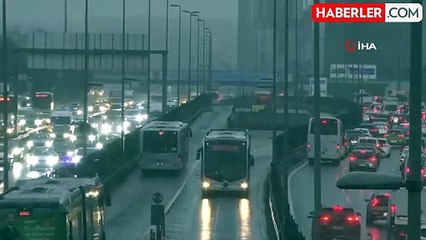 İstanbul'da kar yağışı etkisini arttırdı: Araçlar zor anlar yaşadı