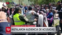 Instalan vigilia afuera del Juzgado donde mujeres acusadas de lanzar piedras al vehículo del presidente son cauteladas