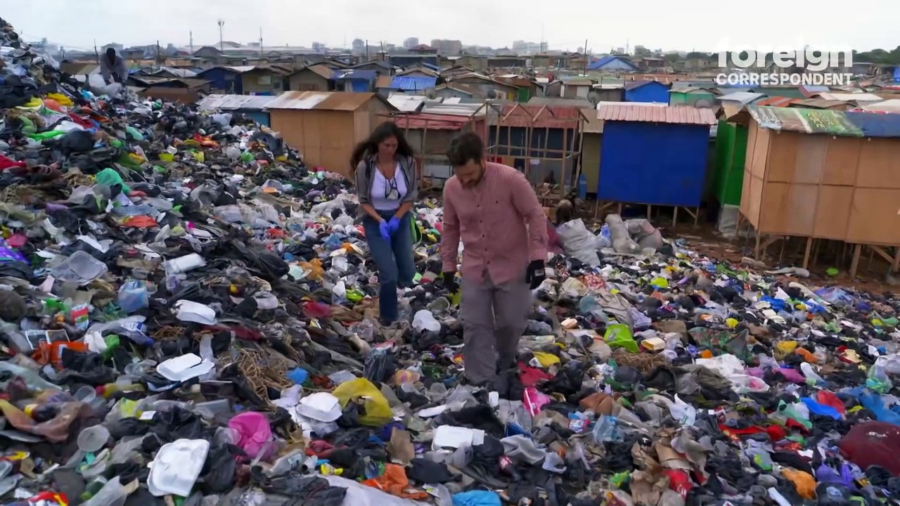 The environmental disaster fuelled by used clothes and fast fashion - Foreign Correspondent