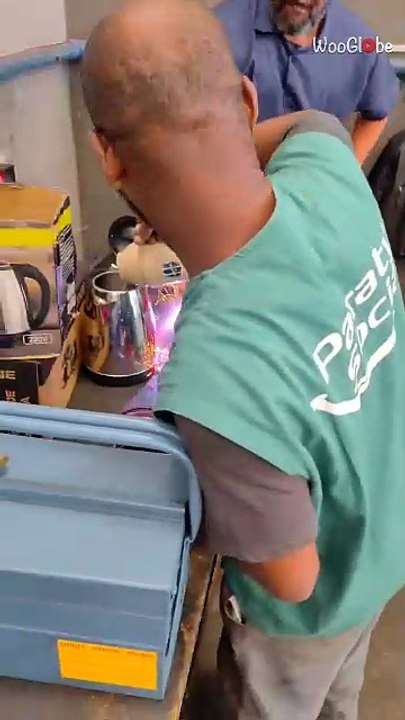 Little spark makes a gentleman run away from the kettle