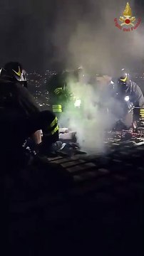 Calolziocorte, brucia un tetto: ecco come i vigili del fuoco spengono l'incendio