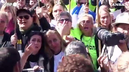 Liberati i tre ostaggi israeliani, esplode la gioia a Tel Aviv