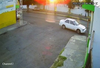 Un depravado descendió de su vehículo para ir tras una joven