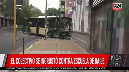 A24.com - 🚨CHOCARON UNA AMBULANCIA Y UN COLECTIVO： EL CONDUCTOR SUFRIÓ SOLAMENTE UNA FRACTURA DE