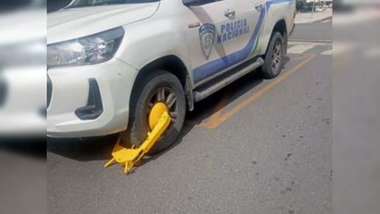 Alcaldía de Moca coloca candado a vehículo de la PN mal estacionado