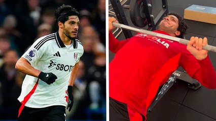Raúl Jiménez es balconeado por compañeros del Fulham en pleno gimnasio