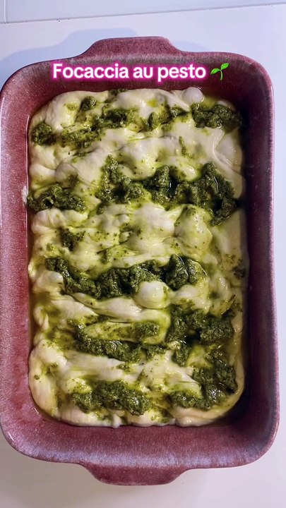 Une belle focaccia réalisée à partir de pâte à pain au levain. Elle a un délicieux goût de pesto 🌱 #focaccia #levain #sourdough