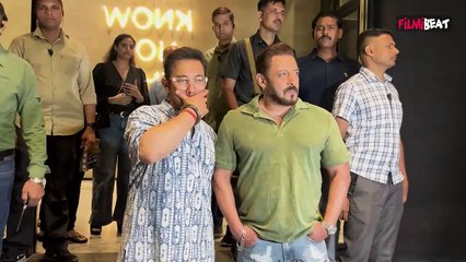 Salman Khan Swag से ‘Loveyapa’ की Screening पर पहुंचे, Aamir Khan और बेटे Junaid के साथ दिए Pose