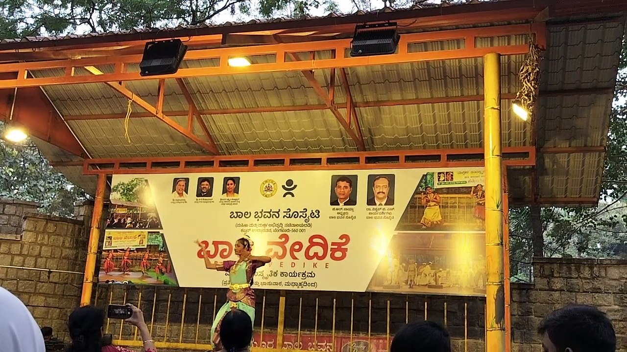 School children performed classical dance in bal bhavan
