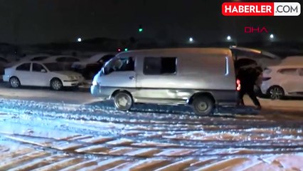 Başakşehir'de kar yağışı etkili oluyor; bazı araçlar yolda kaldı