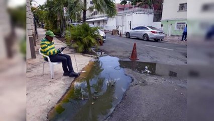 Charco verde afecta a residentes y transeúntes de calle Galván