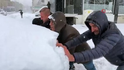 O ilimizde araçlar kara gömüldü