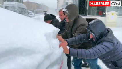 Yüksekova'da Yoğun Kar Yağışı Hayatı Olumsuz Etkiledi