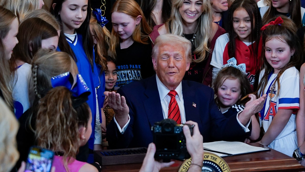 Trump firma una orden para prohibir a mujeres transgénero competir en deportes femeninos