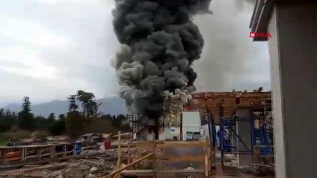 Hatay'da işçilerin kaldığı konteynerler yandı