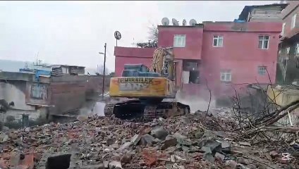 Diyarbakır’da 13 Metruk binanın yıkımına başlandı