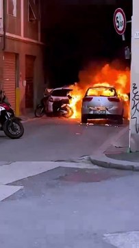 Livorno, auto in fiamme: l'intervento dei vigili del fuoco