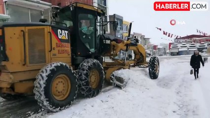 Başkale'de Yoğun Kar Yağışı, 46 Yerleşim Yeri Ulaşıma Kapandı