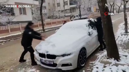 Elazığ'da yürek ısıtan anlar: Polisler çocuklarla kar topu oynadı