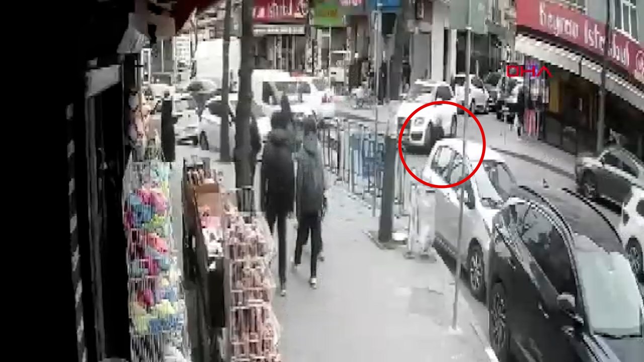 Yolun karşısına geçmeye çalışan kadına otomobil çarptı; kaza kamerada