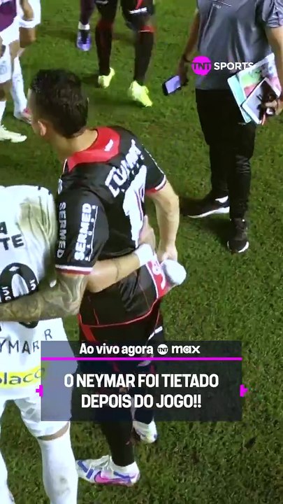 Neymar a enchaîné les selfies... à la demande de ses adversaires - Foot - Brésil