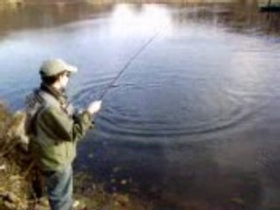 Combat truite arc en ciel en nymphe en réservoir