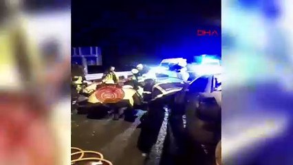 Patlayan lastiği değiştirenlere otomobil çarptı: 2 ölü, 7 yaralı