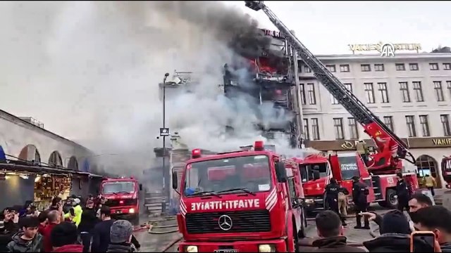 Fatih'te bir restoranda başlayıp yandaki binalara sıçrayan yangına müdahale ediliyor