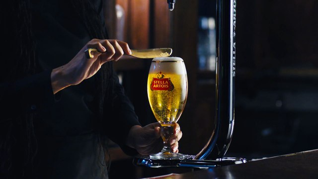 Matt Damon est le frère caché de David Beckham... dans une pub Stella Artois du Super Bowl 2025