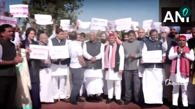 U.S Deports Indian Migrants: Indians in shackles, will not tolerate insult - Congress MPs Protest