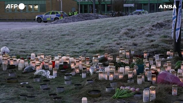 Svezia, fiori e candele fuori dalla scuola a due giorni dalla strage
