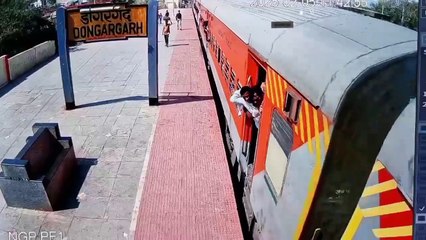 चलती ट्रेन में चढ़ते वक्त फिसला पैर