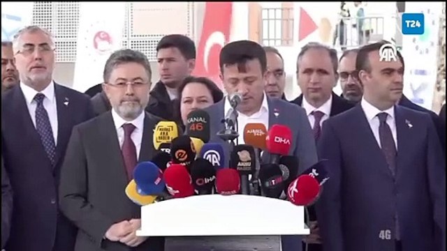 AKP heyetinin deprem konuşması sırasında şiddetli rüzgâr çıktı; konuşma yarıda kaldı