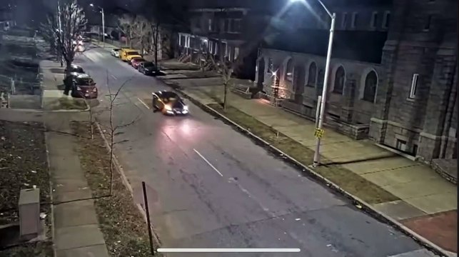 Imágenes fuertes: Dos vehículos chocaron y casi derribaron una casa de dos pisos