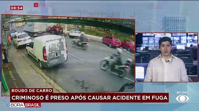 Suspeito é preso ao tentar fugir a pé após roubar carro e bater em veículo