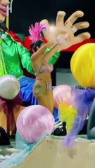 Una intendenta generó sorpresa por aparecer bailando en tacos y con plumas en los corsos de su ciudad