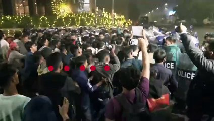 Pendemo Bakar dan Ratakan Rumah Pemimpin Kemerdekaan