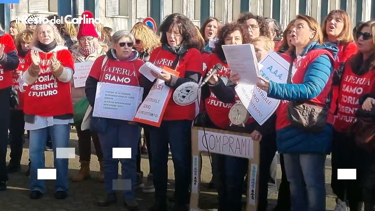 Sit-in delle lavoratrici de La Perla: arrivano anche l'ex premier Conte (M5s) e il sindaco Lepore