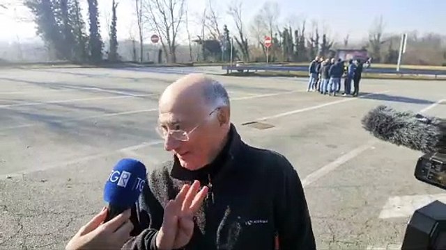 Sparatoria alla stazione di servizio sulla bretella di Santhià, parla il proprietario dell'auto colpita da un proiettile