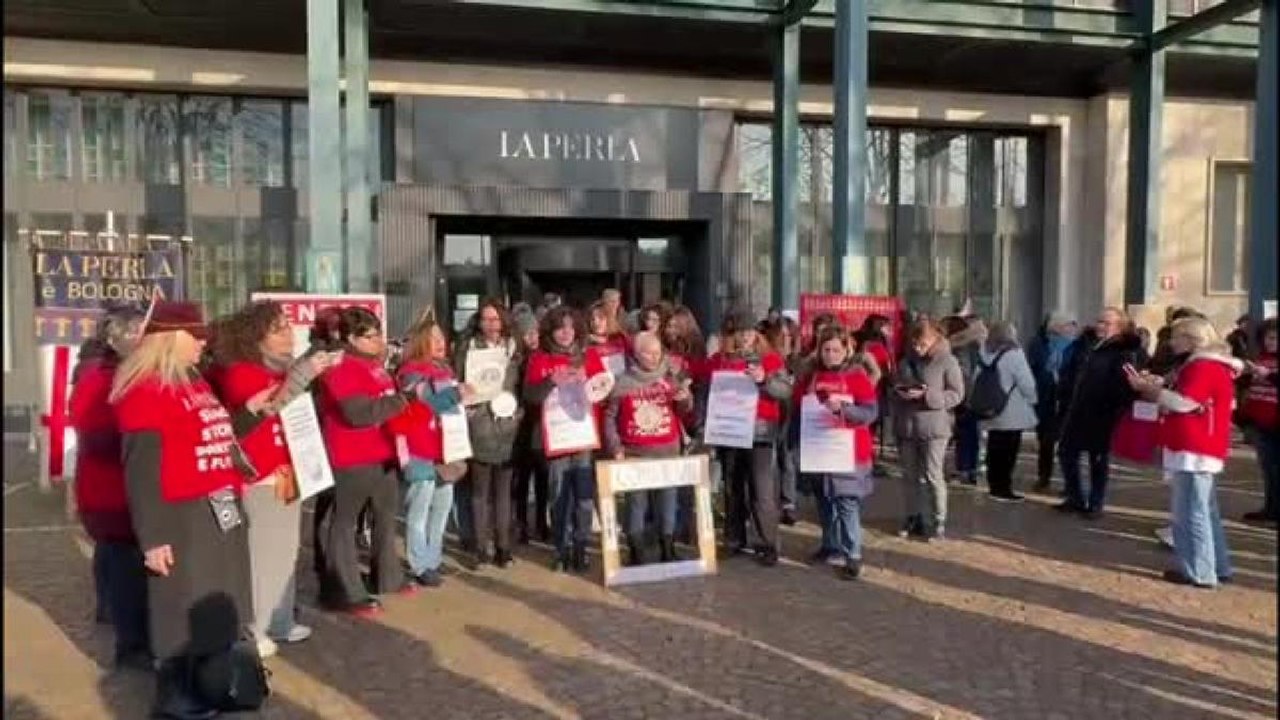 La Perla, il video delle lavoratrici e il canto delle «perline» davanti  allo stabilimento, image size:1280x720